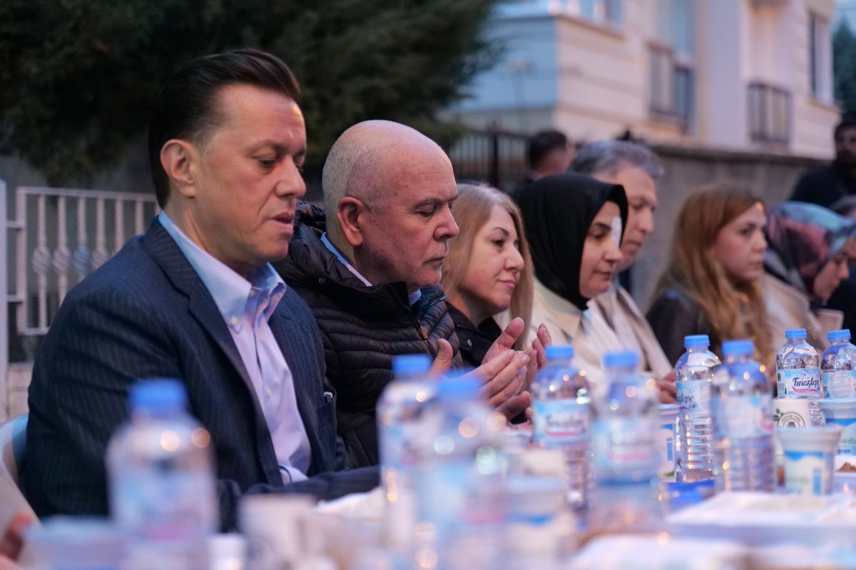 NebiHatipoglu's tweet photo. Bereket Dolu Bir İftar Sofrası! 

Bugün, Ramazan’ın birlik ve beraberlik ruhunu hep birlikte Emek’te düzenlediğimiz iftar soframızda yaşadık.

Bu güzel akşamda bizlerle olan Milletvekilimiz Prof. Dr. Ayşen Gürcan Hocama, İl Başkanım Gürhan Albayrak’a, MKYK Üyelerimize, İlçe Başkanlarıma, Kadın ve Gençlik Kolları Başkanlarıma ve yönetimleri ile davetimize icabed eden tüm misafirlerimize teşekkür ediyor, Ramazan’ın huzur, sağlık ve mutluluk getirmesini diliyorum. 
Birlikteliğimiz daim olsun!
