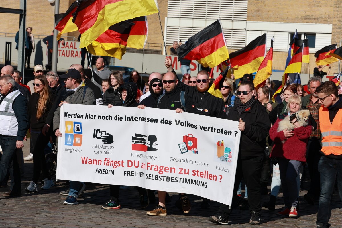 Pixelarchiv1's tweet photo. Am Samstag, den 22. März, gingen rund 750 Rechte, Verschwörungsideologen und Neonazis im Rahmen des bundesweiten Aktionstages »Gemeinsam für Deutschland« in #Neumünster auf die Straße. Zur Anreise gab's Autokorsos aus Lübeck und Dänemark. #nms2203
Bilder: https://t.co/krDCTYHeSL https://t.co/GTp14rGDjQ