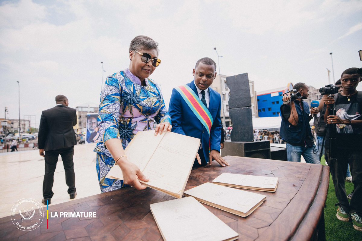 PrimatureRDC's tweet photo. #HommageNational #MémoireCollective
24 mars 2025 | La Première Ministre Judith Suminwa Tuluka a rendu hommage à Joseph Kasa-Vubu, premier Président de la RDC, à l’occasion de la commémoration de son décès.

• Un modèle pour les générations futures : La Cheffe du Gouvernement a salué l’intégrité et les valeurs d’unité prônées par Joseph Kasa-Vubu, des principes essentiels pour la cohésion nationale.
• Hommage symbolique : Une gerbe de fleurs a été déposée devant son monument au Rond-point Kimpwaza.
• Un appel à l’unité nationale : « Quand on parle d’unité nationale, Joseph Kasa-Vubu a pu démontrer ces valeurs-là d’unité et de cohésion. Et je pense qu’on devrait suivre l’exemple », a-t-elle ajouté.
• ⁠Un héros reconnu : En 2020, le Président Félix Antoine Tshisekedi Tshilombo a élevé Joseph Kasa-Vubu au rang de héros national, en reconnaissance de son combat pour un Congo libre et uni.