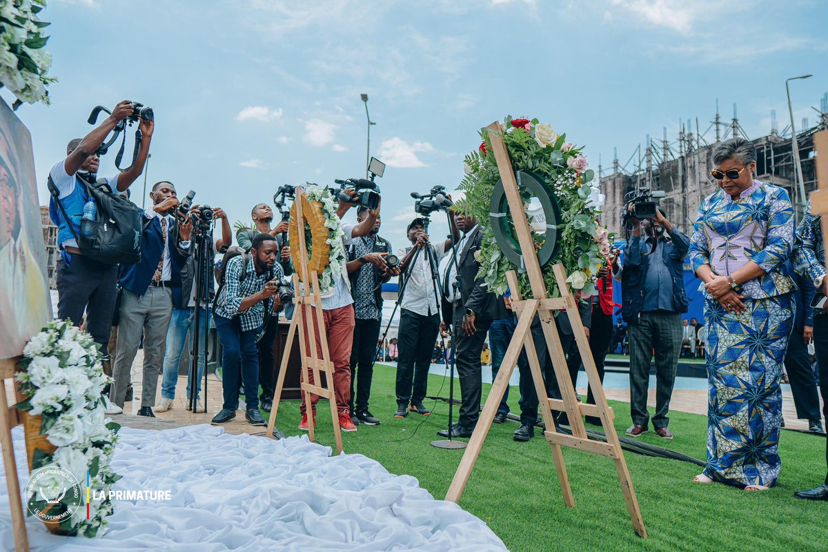 PrimatureRDC's tweet photo. #HommageNational #MémoireCollective
24 mars 2025 | La Première Ministre Judith Suminwa Tuluka a rendu hommage à Joseph Kasa-Vubu, premier Président de la RDC, à l’occasion de la commémoration de son décès.

• Un modèle pour les générations futures : La Cheffe du Gouvernement a salué l’intégrité et les valeurs d’unité prônées par Joseph Kasa-Vubu, des principes essentiels pour la cohésion nationale.
• Hommage symbolique : Une gerbe de fleurs a été déposée devant son monument au Rond-point Kimpwaza.
• Un appel à l’unité nationale : « Quand on parle d’unité nationale, Joseph Kasa-Vubu a pu démontrer ces valeurs-là d’unité et de cohésion. Et je pense qu’on devrait suivre l’exemple », a-t-elle ajouté.
• ⁠Un héros reconnu : En 2020, le Président Félix Antoine Tshisekedi Tshilombo a élevé Joseph Kasa-Vubu au rang de héros national, en reconnaissance de son combat pour un Congo libre et uni.