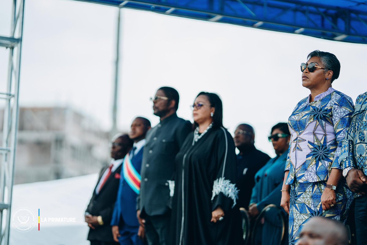 PrimatureRDC's tweet photo. #HommageNational #MémoireCollective
24 mars 2025 | La Première Ministre Judith Suminwa Tuluka a rendu hommage à Joseph Kasa-Vubu, premier Président de la RDC, à l’occasion de la commémoration de son décès.

• Un modèle pour les générations futures : La Cheffe du Gouvernement a salué l’intégrité et les valeurs d’unité prônées par Joseph Kasa-Vubu, des principes essentiels pour la cohésion nationale.
• Hommage symbolique : Une gerbe de fleurs a été déposée devant son monument au Rond-point Kimpwaza.
• Un appel à l’unité nationale : « Quand on parle d’unité nationale, Joseph Kasa-Vubu a pu démontrer ces valeurs-là d’unité et de cohésion. Et je pense qu’on devrait suivre l’exemple », a-t-elle ajouté.
• ⁠Un héros reconnu : En 2020, le Président Félix Antoine Tshisekedi Tshilombo a élevé Joseph Kasa-Vubu au rang de héros national, en reconnaissance de son combat pour un Congo libre et uni.