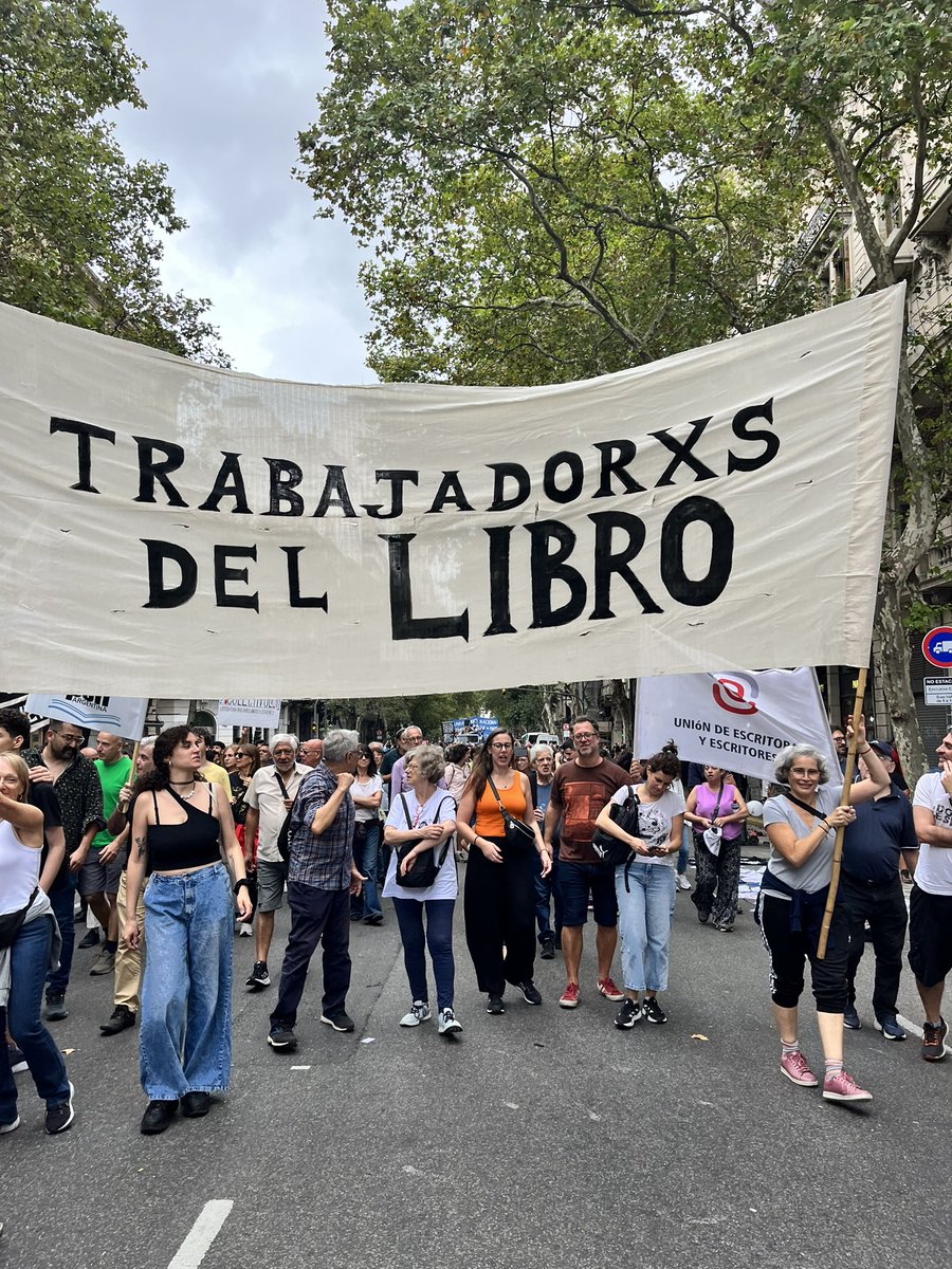 Escritores, dibujantes y libreros unidos en defensa de la democracia
