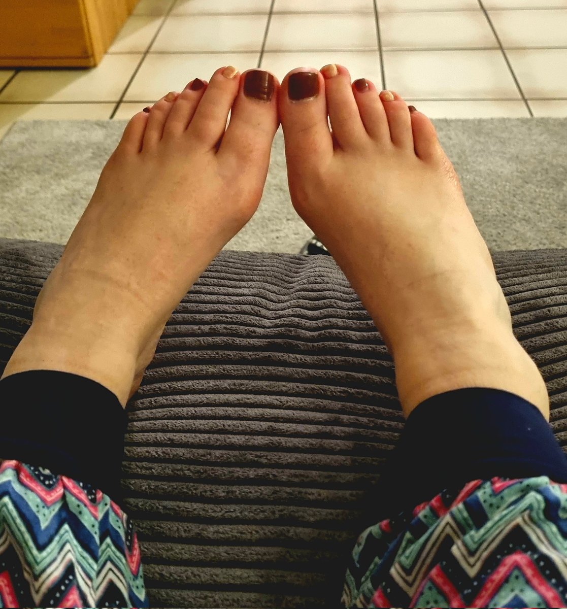Den Abend entspannt auf der Couch genießen 

#fußfetisch #fußbilder #feetfetısh #feetlove #footfetısh #payforpic #zahlsklaven #Füße #Fußmodel