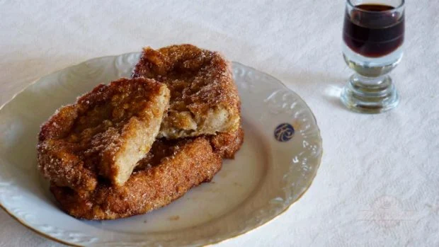 ¿Sabías que en el siglo XV en Madrid se servían torrijas con vino?

Se servían a modo de "tapa dulce".

¿Cómo os gustan más las torrijas? ¿con miel, azúcar...?