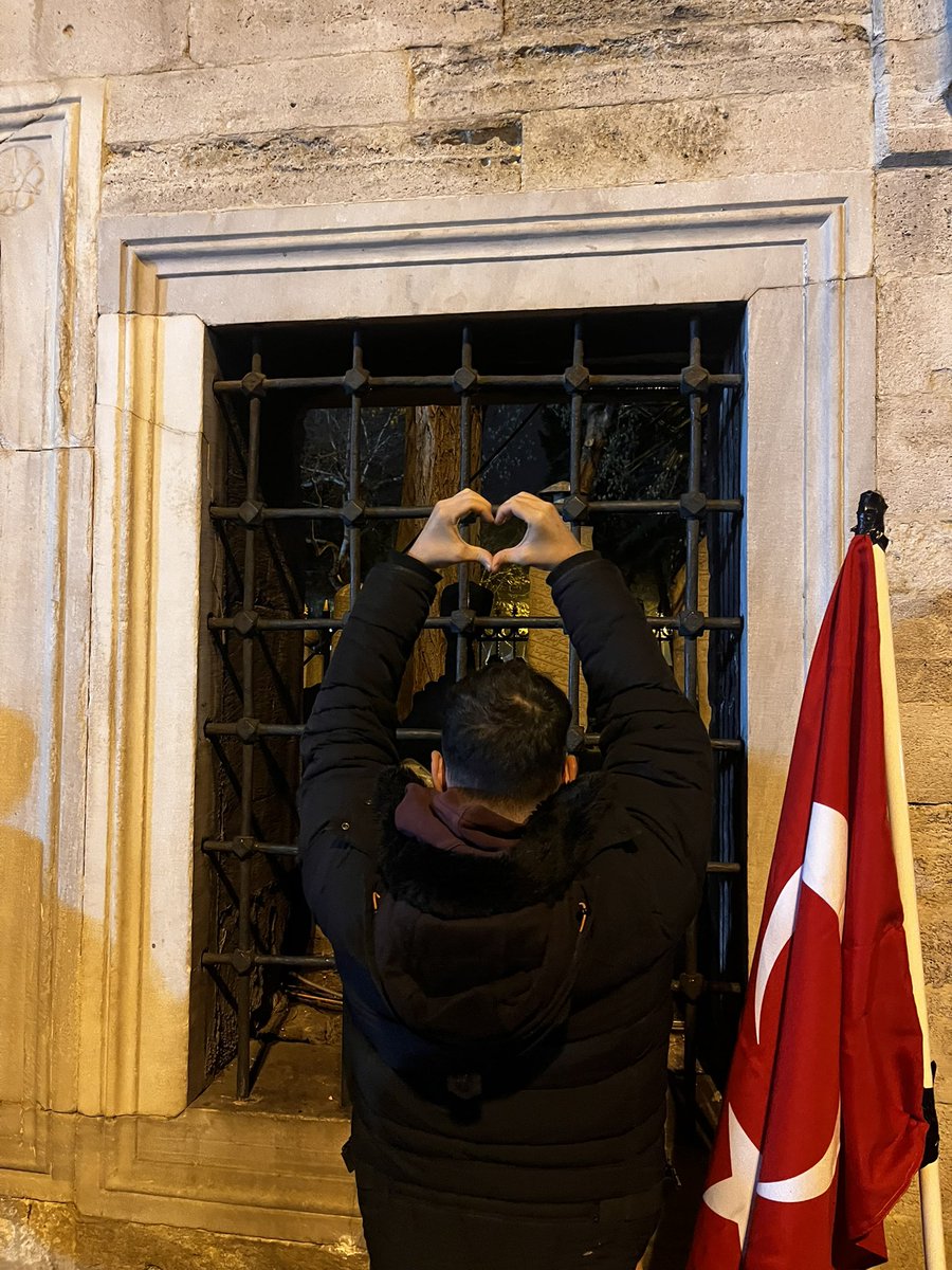 Cami içindeki karşıt görüşlü arkadaşlar, biz sizi de seviyoruz, sizin de hakkınız hukukunuz için mücadele ediyoruz.

Provakasyona geçit verme, verdirme.