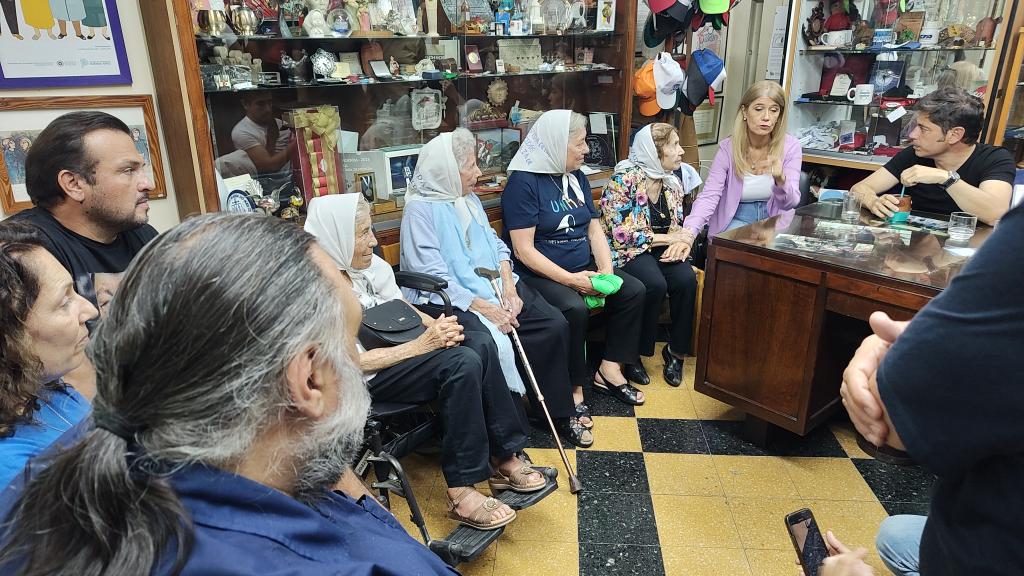 RobiBaradel's tweet photo. Allí nos encontramos con @Kicillofok que se emocionó profundamente cuando recordamos a nuestra querida Hebe de Bonafini. 
#MemoriaVerdadYJusticia 
#Son30000 
#NuncaMás https://t.co/1n6z0RTueP
