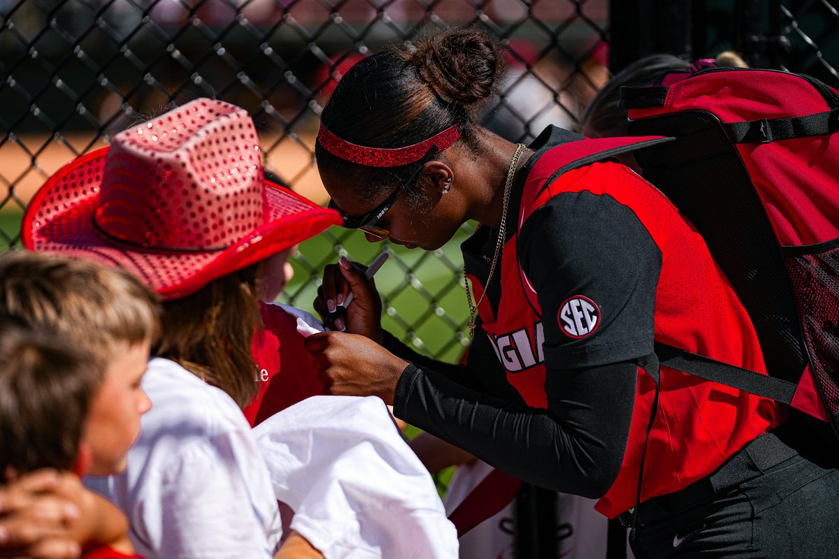 UGASoftball's tweet photo. this is what it's all about ❤️🤍🖤

#Team29 | #GoDawgs https://t.co/NuXtLeoHJ2