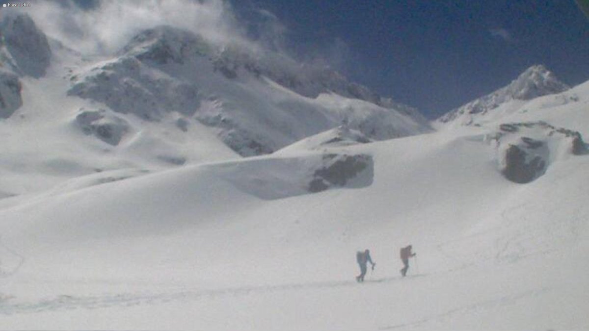 La Laguna de Gredos está a un metro de espesor de formar glaciar este año 🤣
26 de febrero vs. 23 de marzo