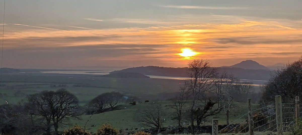 Heno dros y Dwyryd.
This evening over the Dwyryd.
