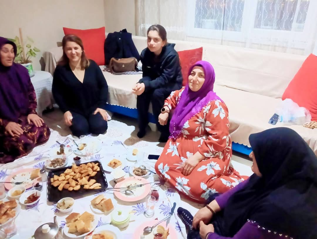 SerapEyce's tweet photo. 📍 Gönül İftarımızdayız 
24/03/2025

İlçemizde yaşayan ve gönül  kapılarını açan vatandaşımızla #İftarSofrası nda biraraya gelip, ibadetimizi eda ettik.

Allah kabul etsin inşallah 

#Ramazan
#Karabağlar https://t.co/H1od15ek5Q