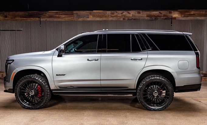 liftedtrucks's tweet image. 2025 Cadillac #Escalade. Beautiful! #TX04077 
 
* Gloss black tuxedo roof, black out emblem package with lighted front 
* 2” air ride lift 
* 24” @vossenwheels  
* @NittoTire Recon Grapplers 

*Sold. Others to choose from! (833) 640-2740 for current inventory or live chat at