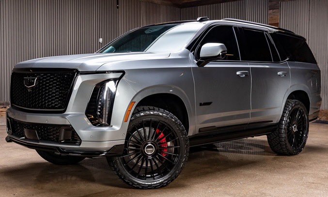 liftedtrucks's tweet image. 2025 Cadillac #Escalade. Beautiful! #TX04077 
 
* Gloss black tuxedo roof, black out emblem package with lighted front 
* 2” air ride lift 
* 24” @vossenwheels  
* @NittoTire Recon Grapplers 

*Sold. Others to choose from! (833) 640-2740 for current inventory or live chat at