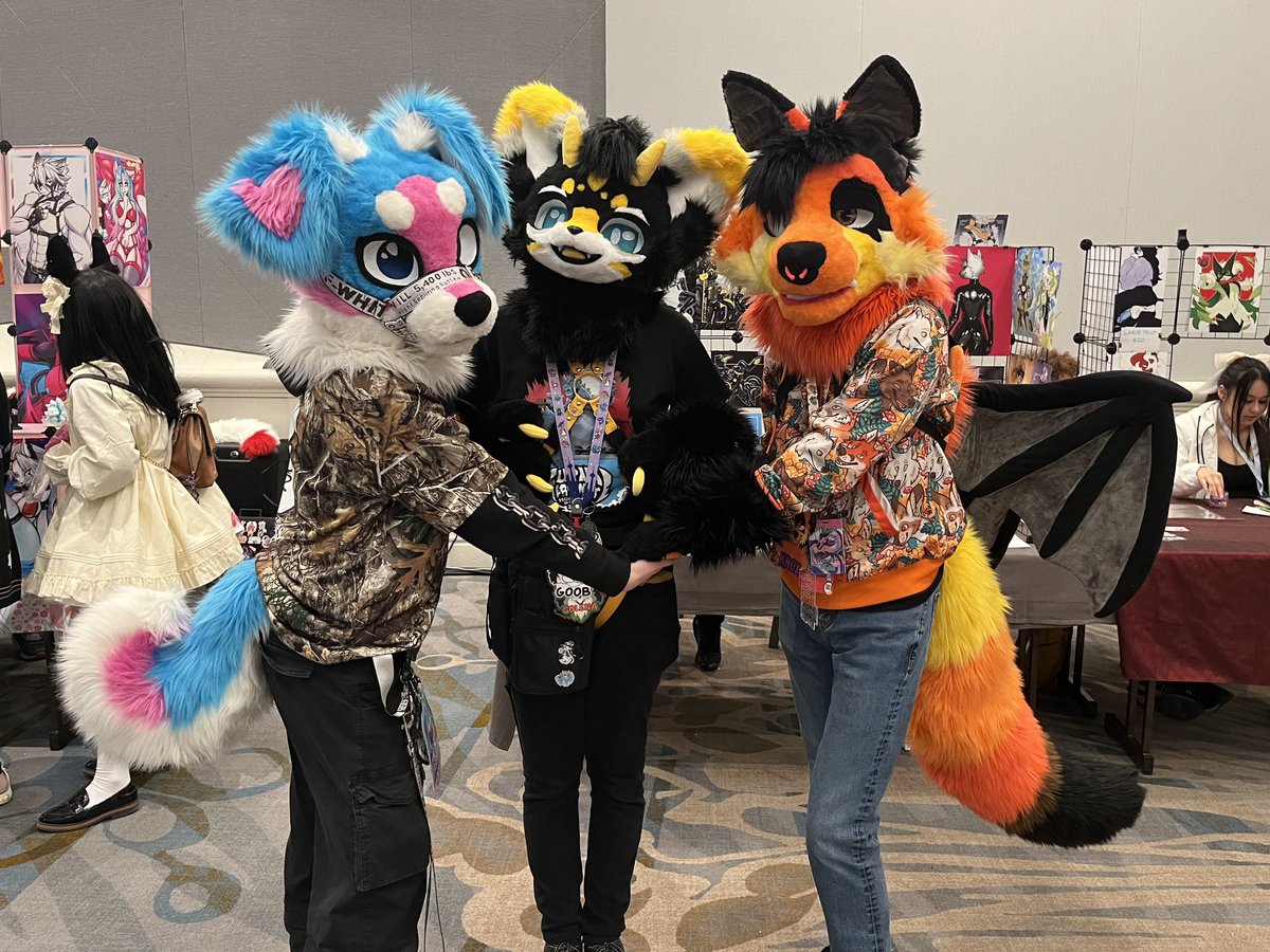 thank u to everyone who came by my booth &gt;w&lt; had an amazing first time dealing