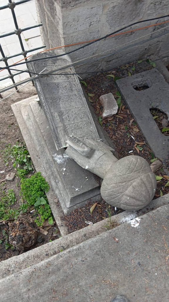 İslam düşmanlarının tarihimize verdiği zararı işgal güçleri bile vermemiştir.
Türk milleti; İslam düşmanı olan bu azgın azınlık ve içeride ki  işbirlikçilere karşı bir ve beraber olmak zorundadır.
Bu devletin bekası için elzemdir.!