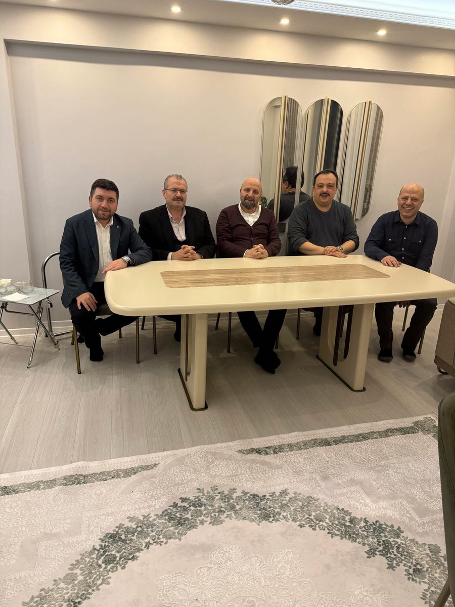 AK Parti Bolvadin İlçe Başkanımız Yasin Nurbaş ile önceki dönem İlçe Başkanları olarak gönül sofrasında bir araya geldik.Kadim memleketimiz için elele,omuz omuza çalışmaya devam edeceğiz.Rabbim birlik beraberliğimizi daim eylesin.