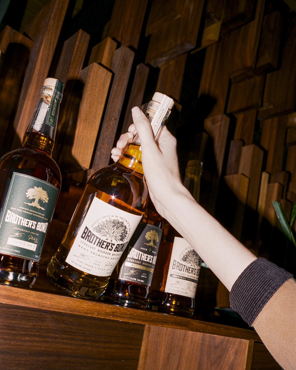 brothersbond's tweet photo. Smooth enough for newcomers, complex enough for connoisseurs. 🥃 Here’s what makes #BrothersBondBourbon stand out from the rest #TimeToBond

Shop our Straight Bourbon here: https://t.co/979tu8G9bS https://t.co/3TVVD6yQoi