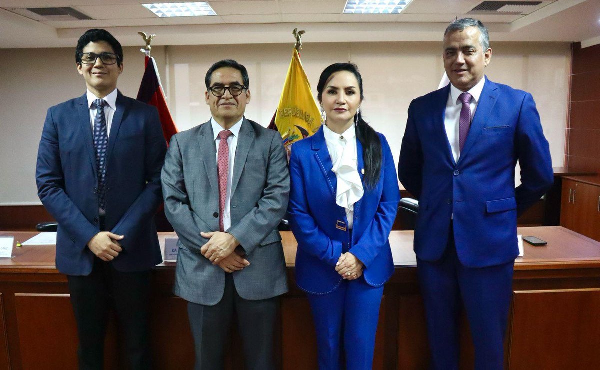 Gracias a la gentil hospitalidad de la <a href="/CorteNacional/">Corte Nacional de Justicia</a> y de su presidente <a href="/Ppsuing/">Jose Suing Nagua</a> hemos realizado una ceremonia de bienvenida para los miembros nuevos del Instituto  <a href="/procesalecuador/">Instituto Ecuatoriano de Derecho Procesal</a> el viernes pasado en el Salón del Pleno de la Corte. 
¡Bienvenidos(as) colegas!