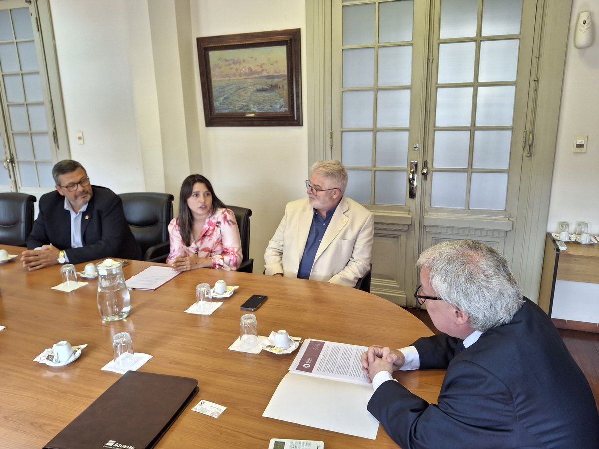 Aduanas Uruguay (@aduanauru) on Twitter photo El Director Nacional de Aduanas, Lic. Joaquín Serra, recibe una delegación de <a href="/adau_uy/">Asociación de Despachantes de Aduana del Uruguay</a> El Director Nacional de Aduanas, Lic. Joaquín Serra, recibe una delegación de <a href="/adau_uy/">Asociación de Despachantes de Aduana del Uruguay</a>