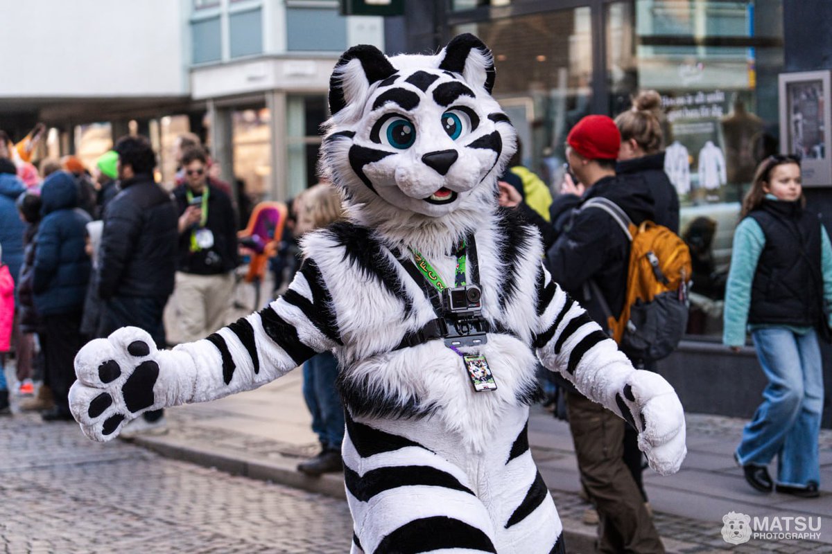 Smile, I'm filming!

📍 #NFC2025 #nfc 📸 <a href="/MatsuBeaw/">Matsu 🐻</a> #fursuit ✂️ <a href="/arcadianatelier/">arcadian atelier</a>