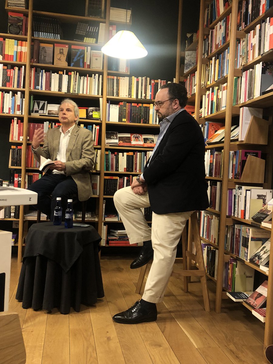 Ignacio Peyró presenta en Pamplona su nuevo libro sobre Julio Iglesias, en el que desvela el insospechado éxito de un tipo que hoy “no hubiera pasado de los octavos de final”. <a href="/LibrosAsteroide/">Libros del Asteroide</a> <a href="/ignaciopeyro/">Ignacio Peyró</a>