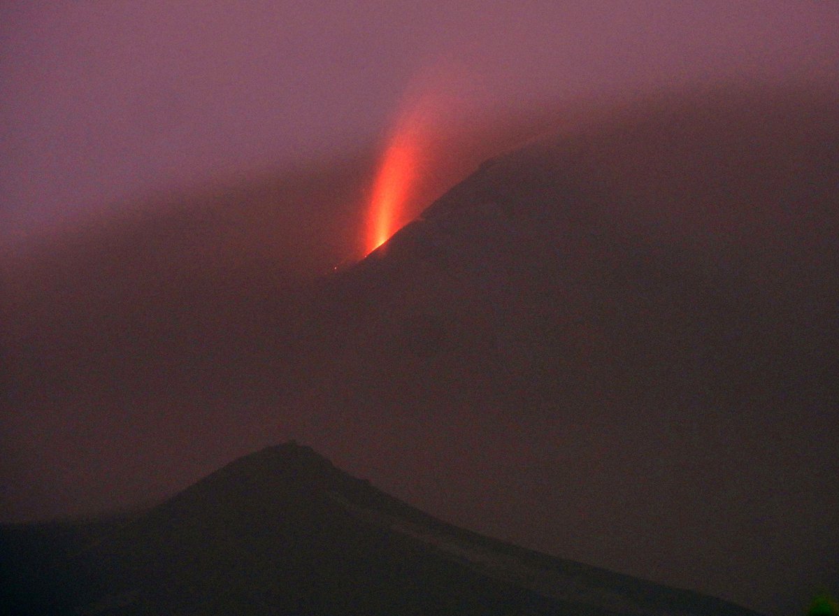 A new episode of Strombolian activity occurred on 24 March 2025 at the Southeast Crater of #Etna. It started on the morning, culminated around noon and then diminished; some explosive activity was still going on at nightfall. Seen from Nicolosi, on the south flank of the volcano