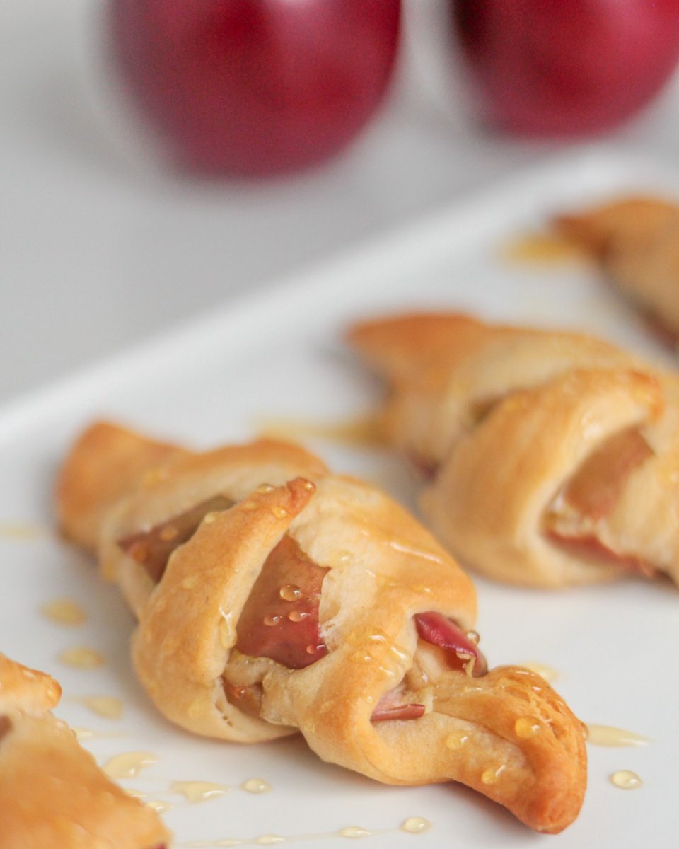 Hate food waste? So do we! 🍎♻️ Canadian Red Prince apple skins add the perfect hint of apple goodness to these buttery crescent rolls. Save the flesh to make a delicious and simple Red Prince apple sauce! Honey or powdered sugar on top—what’s your pick? bit.ly/4iL2VZf