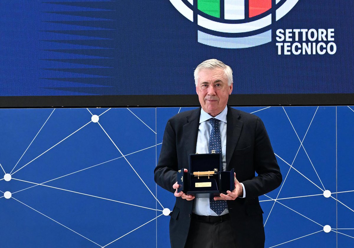 È un vero onore e motivo di grande orgoglio ricevere il riconoscimento dai miei colleghi. È stata una splendida giornata a Firenze. Grazie a tutti. #FIGC