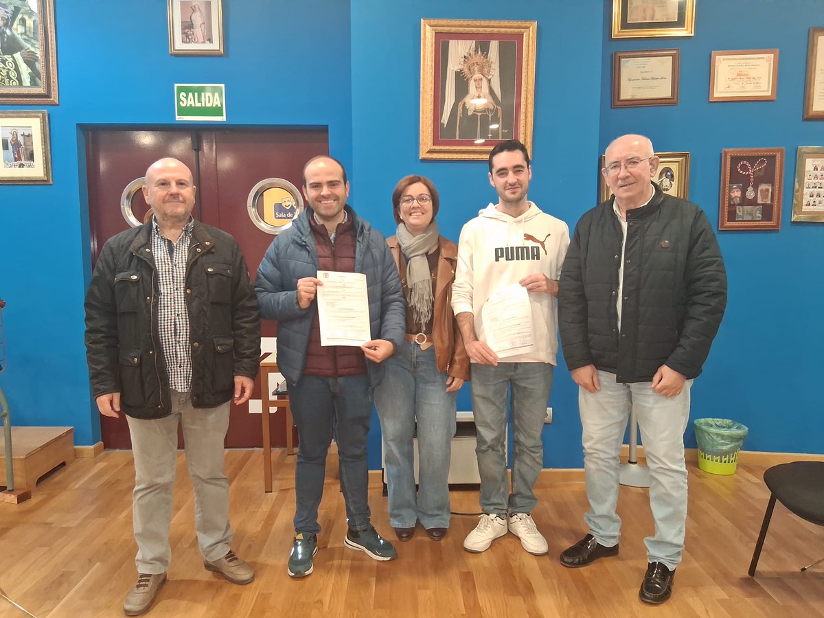 En nuestro último ensayo, se procedió a la firma del contrato con la Cofradía del Santo Entierro para acompañar a María Santísima de los Dolores en lo que es nuestro atardecer de Viernes Santo desde hace más de 40 años.
<a href="/Santo_Entierro/">Cofradía del Santo Entierro</a>