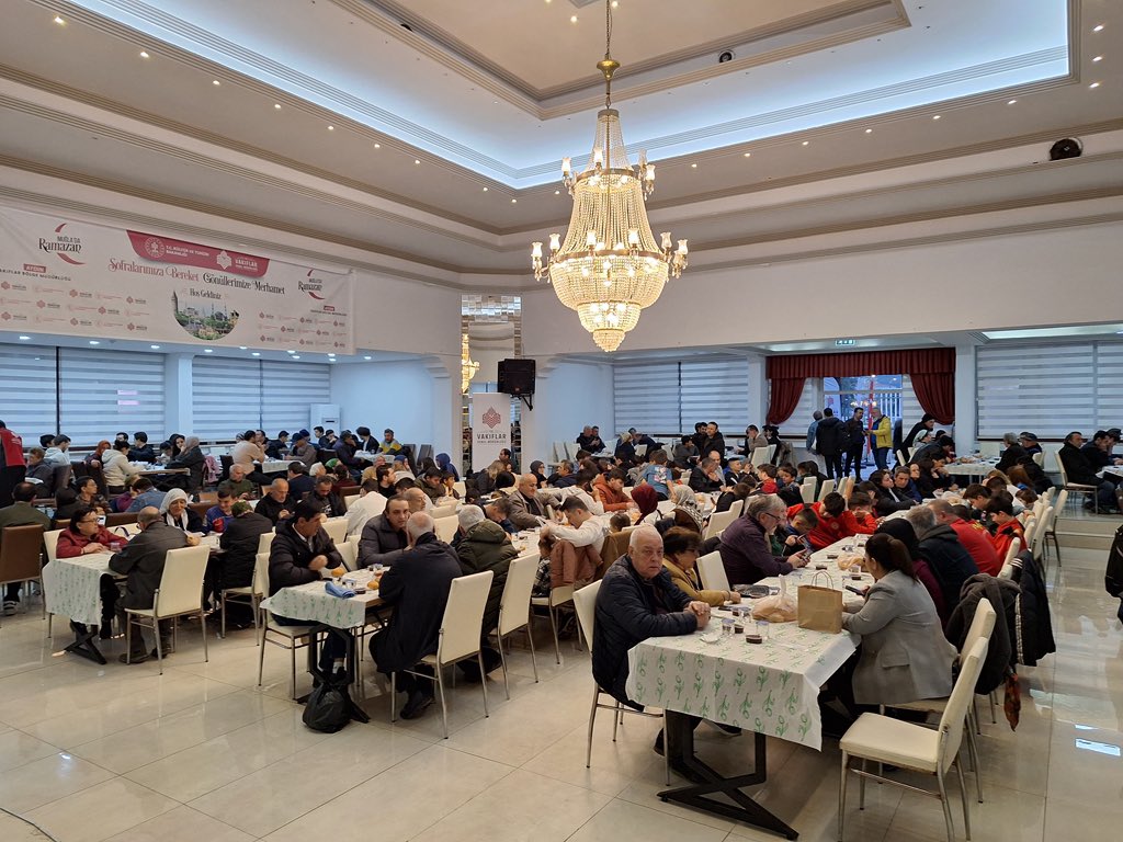 AydinVBM's tweet photo. 📍MUĞLA MENTEŞE ÖĞRETMENEVİ

Ellerin semaya, dillerin duaya, gönüllerin Mevlaya yöneldiği bu mübarek Ramazan Ayının 24. gününde iftar programımızı gerçekleştirdik. Rabbim tuttuğumuz oruçlarımızı kabul etsin.

“SOFRALARIMIZA BEREKET, GÖNÜLLERE MERHAMET”

#sofralarabereket #gönülleremerhamet 

@VakiflarGM
@sinanaksu