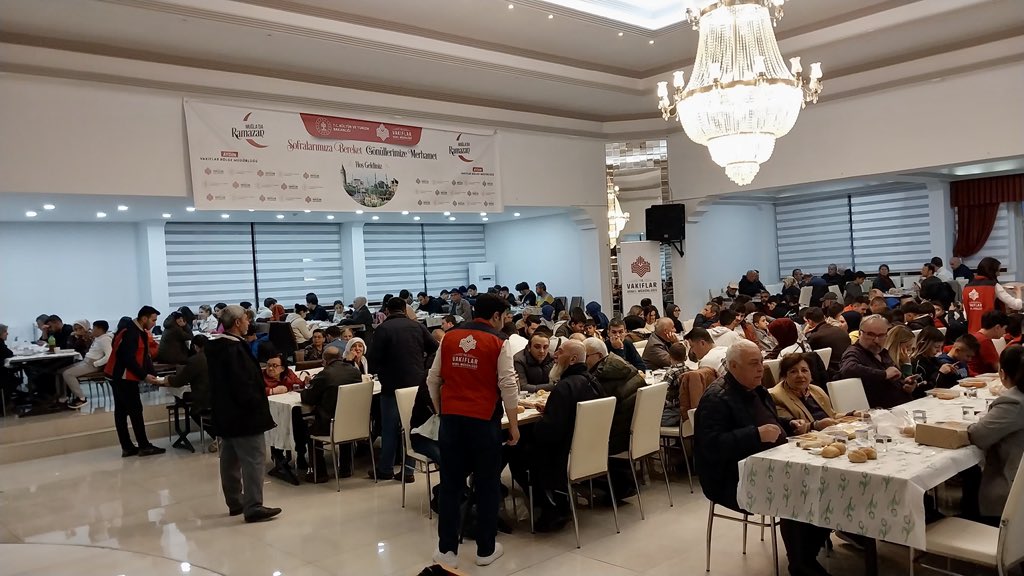 AydinVBM's tweet photo. 📍MUĞLA MENTEŞE ÖĞRETMENEVİ

Ellerin semaya, dillerin duaya, gönüllerin Mevlaya yöneldiği bu mübarek Ramazan Ayının 24. gününde iftar programımızı gerçekleştirdik. Rabbim tuttuğumuz oruçlarımızı kabul etsin.

“SOFRALARIMIZA BEREKET, GÖNÜLLERE MERHAMET”

#sofralarabereket #gönülleremerhamet 

@VakiflarGM
@sinanaksu