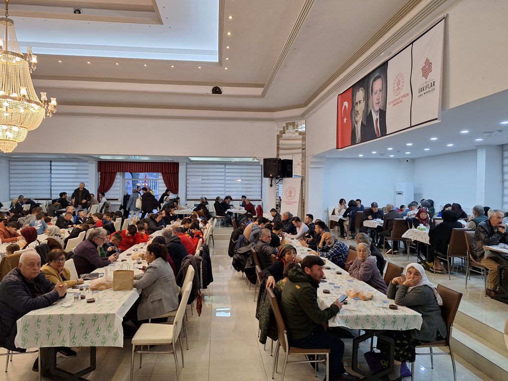 AydinVBM's tweet photo. 📍MUĞLA MENTEŞE ÖĞRETMENEVİ

Ellerin semaya, dillerin duaya, gönüllerin Mevlaya yöneldiği bu mübarek Ramazan Ayının 24. gününde iftar programımızı gerçekleştirdik. Rabbim tuttuğumuz oruçlarımızı kabul etsin.

“SOFRALARIMIZA BEREKET, GÖNÜLLERE MERHAMET”

#sofralarabereket #gönülleremerhamet 

@VakiflarGM
@sinanaksu
