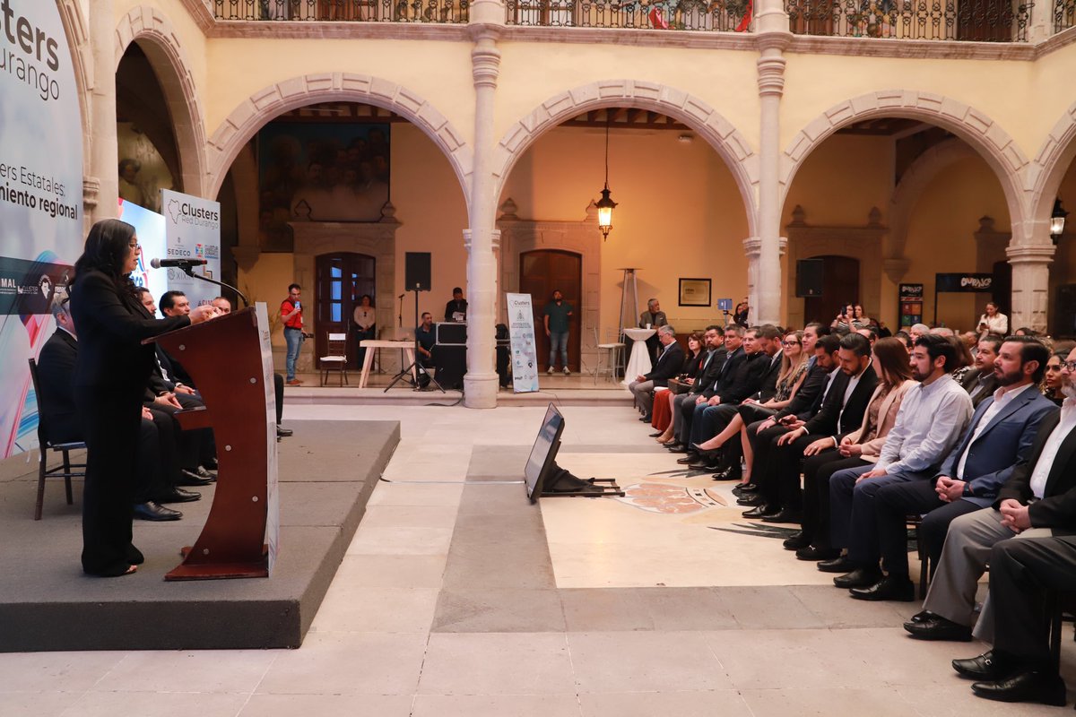 Presentes en el Encuentro de Clústeres Estatales, un espacio de diálogo e ideas innovadoras, con el propósito de impulsar la economía en la región, evento en el que en compañía de empresarios y expertos en el tema, lograremos generar un mejor lugar para los duranguenses.
