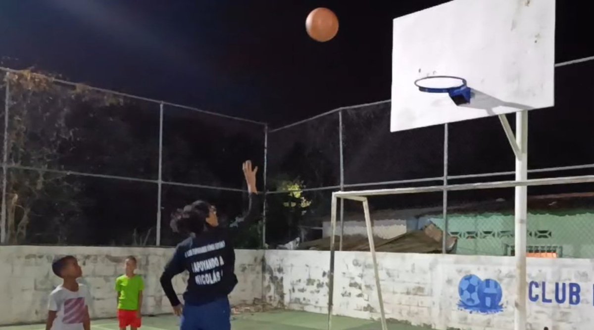 🔴⚫ Asumimos el deporte como elemento fundamental para erradicar el ocio en nuestra juventud es por ello que nuestra militancia realizó donación de balones a jóvenes y niños del sector San Rafael del Ferry del Municipio Independencia Estado <a href="/AnzoateguiMrt3/">AnzoáteguiMRT3</a>. 🏀🤾🏽‍♀️

"El deporte es