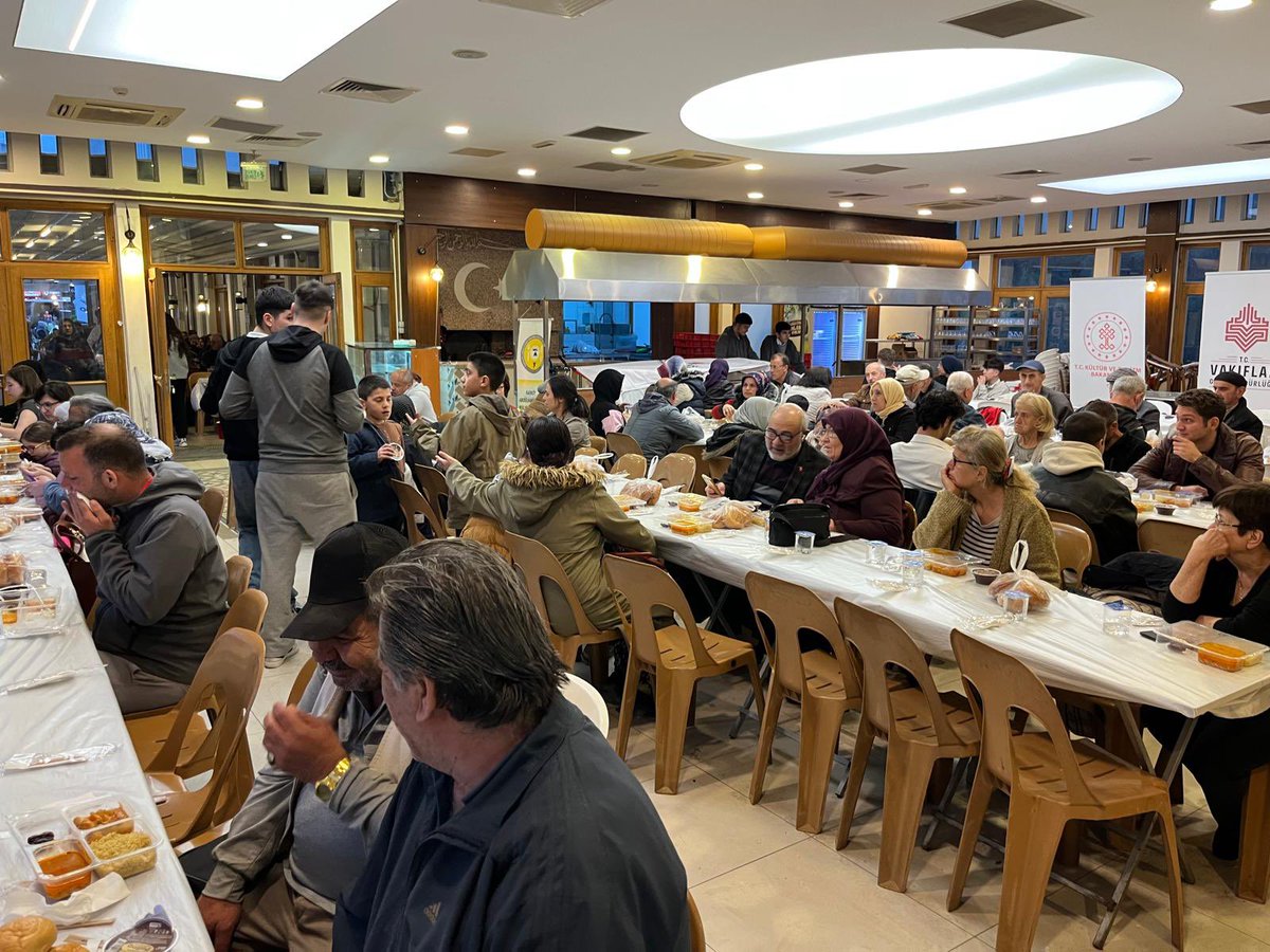 AydinVBM's tweet photo. 📍AYDIN TCDD GARI SOSYAL TESİSİ

Ellerin semaya, dillerin duaya, gönüllerin Mevlaya yöneldiği bu mübarek Ramazan Ayının 24. gününde iftar programımızı gerçekleştirdik. Rabbim tuttuğumuz oruçlarımızı kabul etsin.

“SOFRALARIMIZA BEREKET, GÖNÜLLERE MERHAMET”

#sofralarabereket #gönülleremerhamet 

@VakiflarGM
@sinanaksu