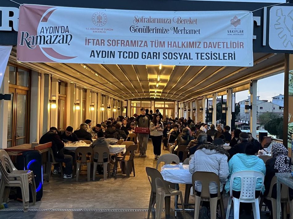 AydinVBM's tweet photo. 📍AYDIN TCDD GARI SOSYAL TESİSİ

Ellerin semaya, dillerin duaya, gönüllerin Mevlaya yöneldiği bu mübarek Ramazan Ayının 24. gününde iftar programımızı gerçekleştirdik. Rabbim tuttuğumuz oruçlarımızı kabul etsin.

“SOFRALARIMIZA BEREKET, GÖNÜLLERE MERHAMET”

#sofralarabereket #gönülleremerhamet 

@VakiflarGM
@sinanaksu