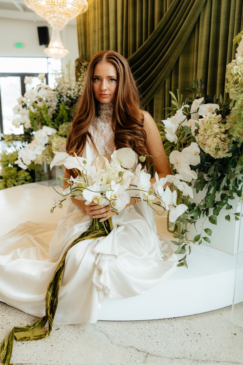 AllOutEvent's tweet image. Green &amp;amp; white color schemes are so popular right now, and these pictures clearly show why😍 How could you not be obsessed after seeing these??✨️
.
(Most tags from Insta)
Venue: thebelvedereprovo
Photographer: bayandbrephoto
Floral: millefleurdesign
Model: redhair_greeneyes…