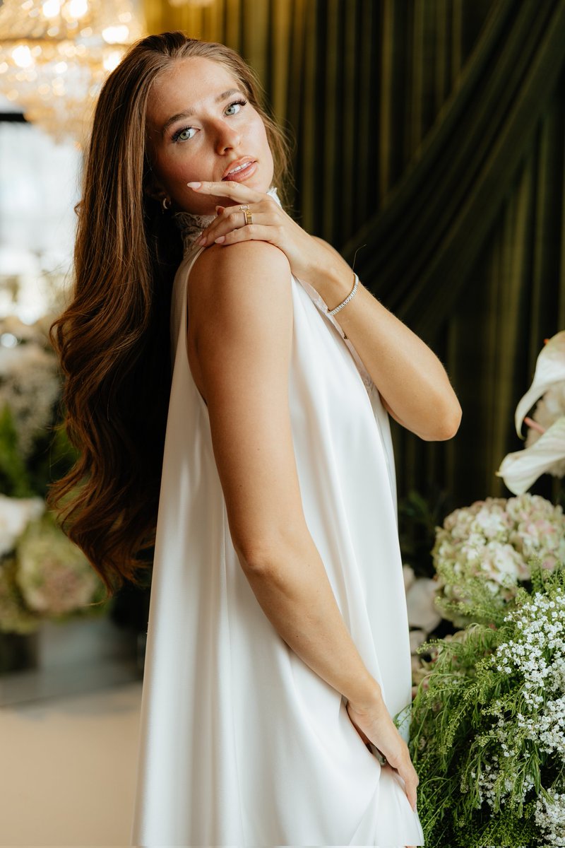 AllOutEvent's tweet image. Green &amp;amp; white color schemes are so popular right now, and these pictures clearly show why😍 How could you not be obsessed after seeing these??✨️
.
(Most tags from Insta)
Venue: thebelvedereprovo
Photographer: bayandbrephoto
Floral: millefleurdesign
Model: redhair_greeneyes…