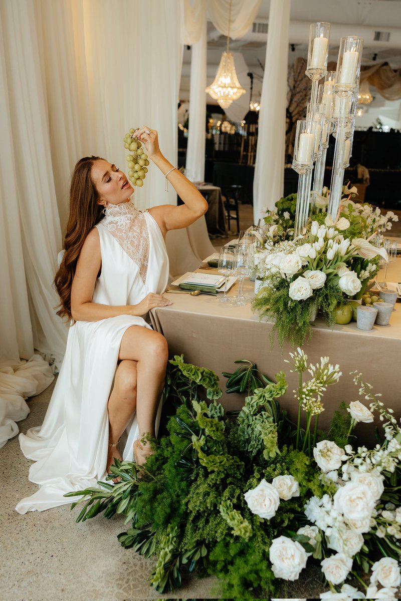 AllOutEvent's tweet image. Green &amp;amp; white color schemes are so popular right now, and these pictures clearly show why😍 How could you not be obsessed after seeing these??✨️
.
(Most tags from Insta)
Venue: thebelvedereprovo
Photographer: bayandbrephoto
Floral: millefleurdesign
Model: redhair_greeneyes…