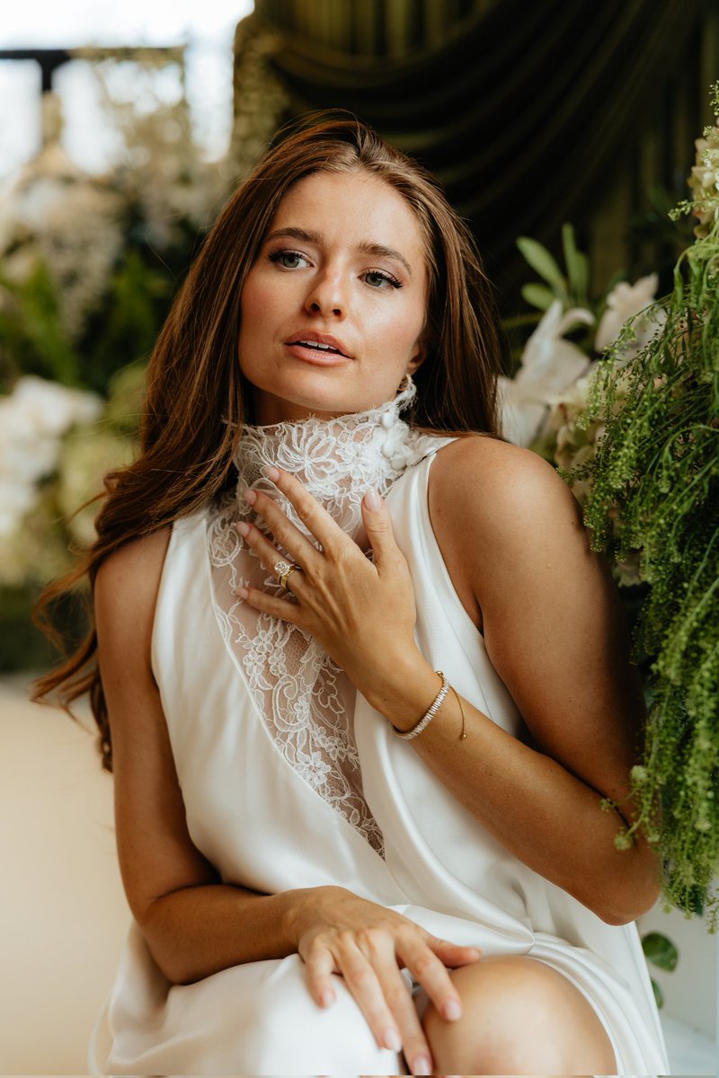 AllOutEvent's tweet image. Green &amp;amp; white color schemes are so popular right now, and these pictures clearly show why😍 How could you not be obsessed after seeing these??✨️
.
(Most tags from Insta)
Venue: thebelvedereprovo
Photographer: bayandbrephoto
Floral: millefleurdesign
Model: redhair_greeneyes…