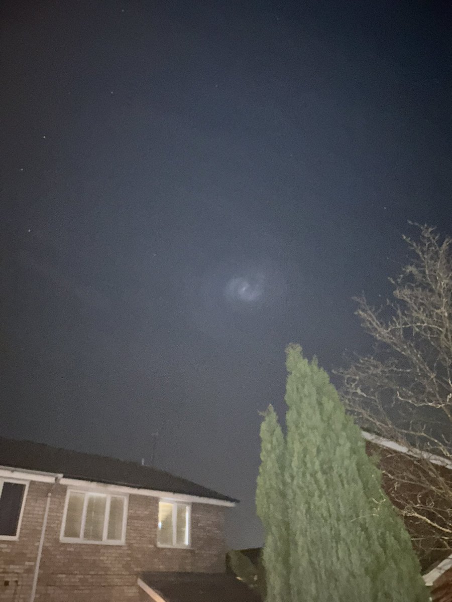 DazPoz's tweet photo. What the fuck is that in the sky ?? Moved fairly quick then just vanished ! https://t.co/Binx8BBdUK