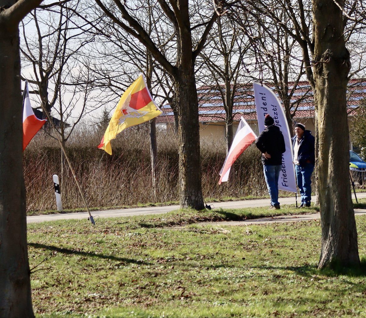 sbamueller's tweet photo. Einzelne Grünen Mitglieder finden die Sonntags 11:00 Reichsbürger Demos in #Freiburg #StGeorgen so problematisch, dass sie nicht bis zum 13.4. warten wollen, sondern schon für den kommenden Sonntag um 12:00 eine Gegendemo angemeldet haben. https://t.co/o1PXVn1h2z