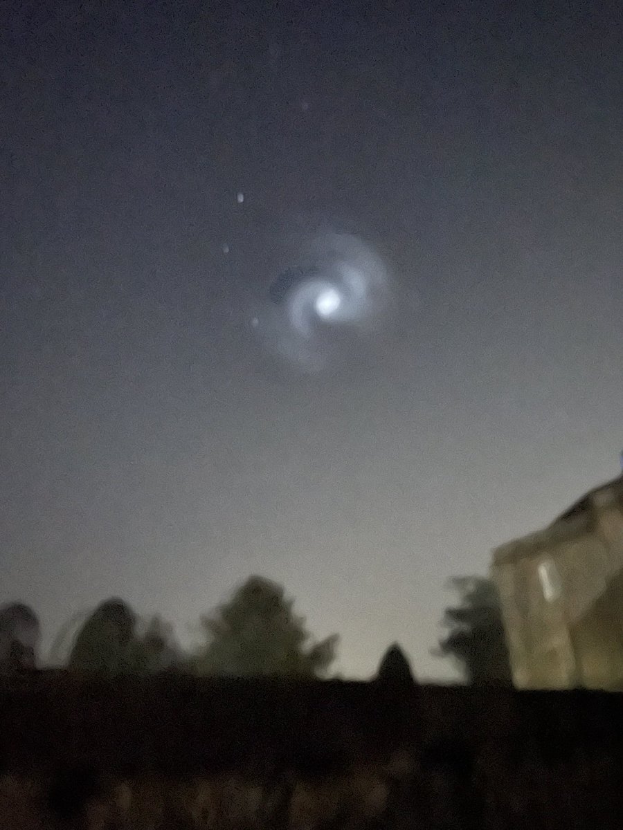 JaminbF's tweet photo. Weird spinning light flying over Stiver Country Park Devon! Tonight 24 March 25, 20:02 hrs

#ufotwitter 
#devon
#stoverPark https://t.co/pK0HvkNKbX