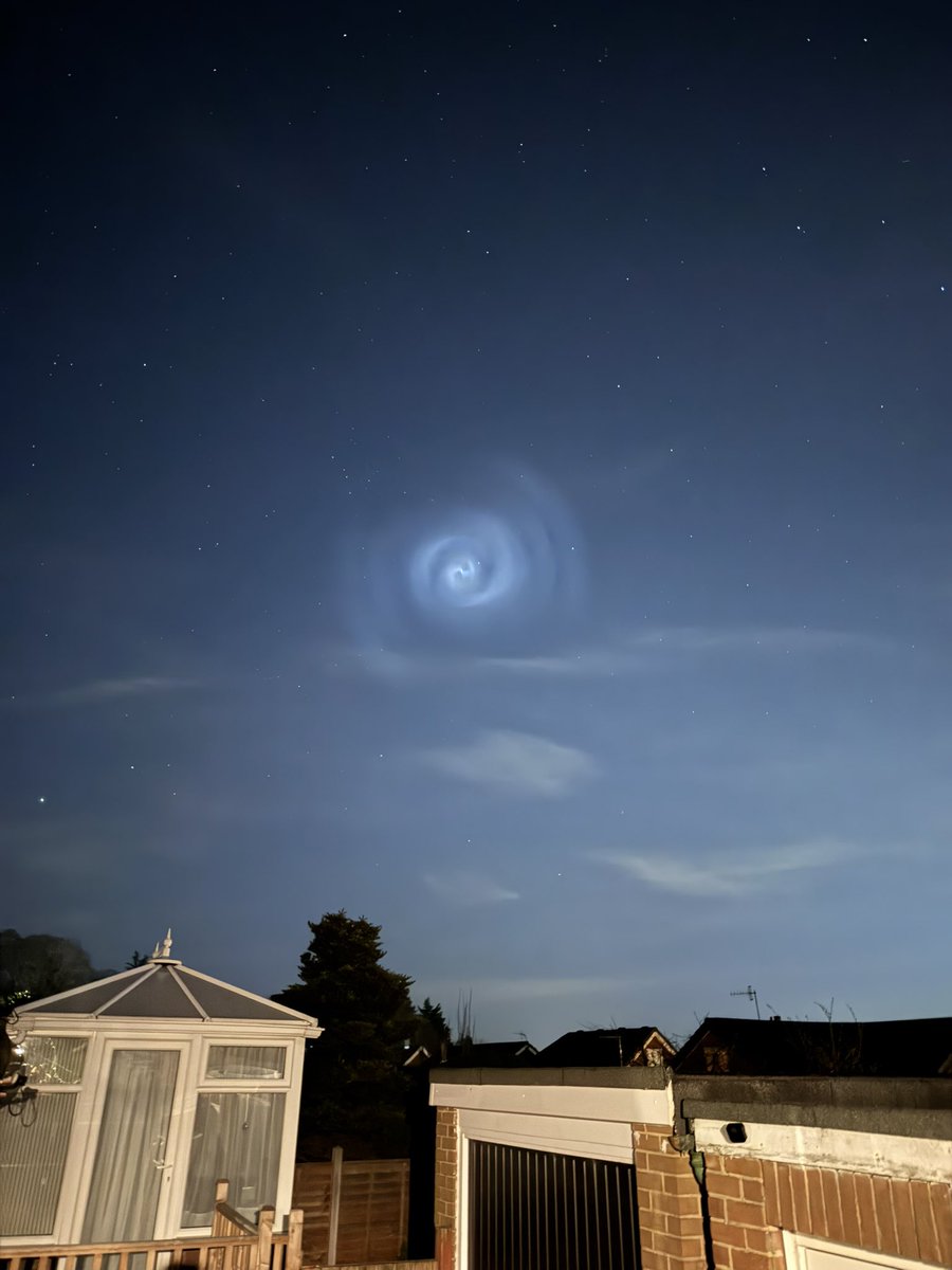 jb81's tweet photo. Any ideas what this was flying over #otley tonight at 20.01? @Hudsonweather https://t.co/EiZi57b2c9