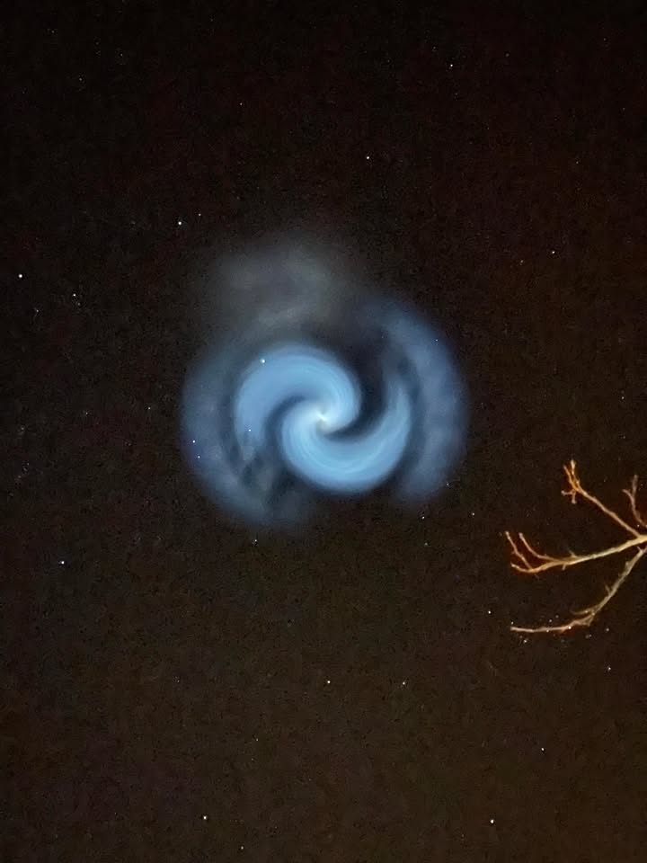 Kilka minut temu można było na Polskim niebie zobaczyć drugi stopień rakiety <a href="/SpaceX/">SpaceX</a>, Falcon 9 😍🚀
fot. Døminika Bednarczyk, Mogielnica
<a href="/meteo_expert/">Jarosław Turała</a> <a href="/MeteoprognozaPL/">meteoprognoza.pl🇵🇱</a> 
#obserwatorzyburz #rakieta #kosmos #falcon9