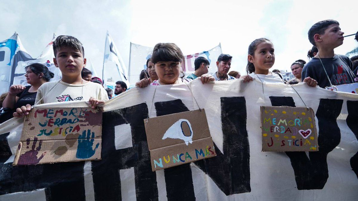 CTAABuenosAires's tweet photo. #UnaMemoriaQueArde Las CTA fueron parte de la imponente manifestación por #Memoria #Verdad y #Justicia en la marcha unificada por el #24m 

El Pueblo Argentino expresa un rotundo NO al negacionismo.

#nuncamas #son30mil #fuegenocidio #lucharpararesistir #unidadparavencer https://t.co/eQoZZZEZ14