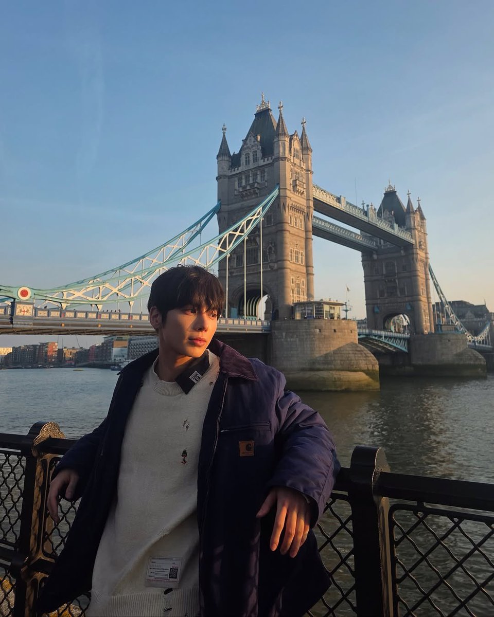 cattyunie's tweet photo. taehyun with the tower bridge in london 🇬🇧 https://t.co/q1GCiQfkqR