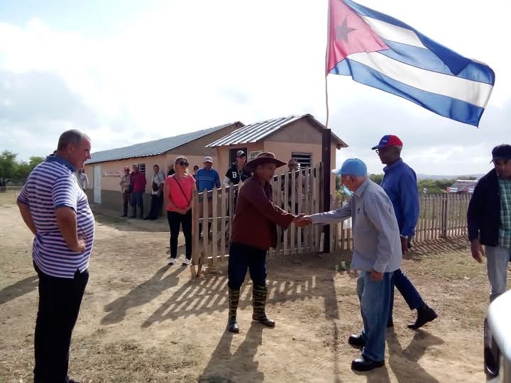 CabreraOrl68642's tweet photo. En la mañana de hoy se realizó visita de trabajo por el Comandante de la Revolución, José Ramón Machado Ventura con las máximas autoridades de la Provincia y el Municipio en la CCS José Ramón Quintana #AnapBanes y  obteniendo en el desarrollo del programa de la Acuicultura https://t.co/6Zn2SwQsc9