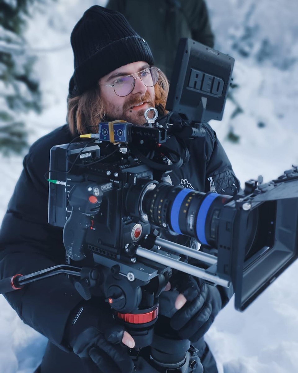 Steady hands, solid shots, and zero distractions! @bumanzki knows the drill. No matter how cold the set gets, he keeps the vibe high and his hands warm. 🎥🔥
📸-&gt; @vangiphotography #Vallerret #BuiltForWinter #PhotographyGloves #FilmCrewLife #SetLife
