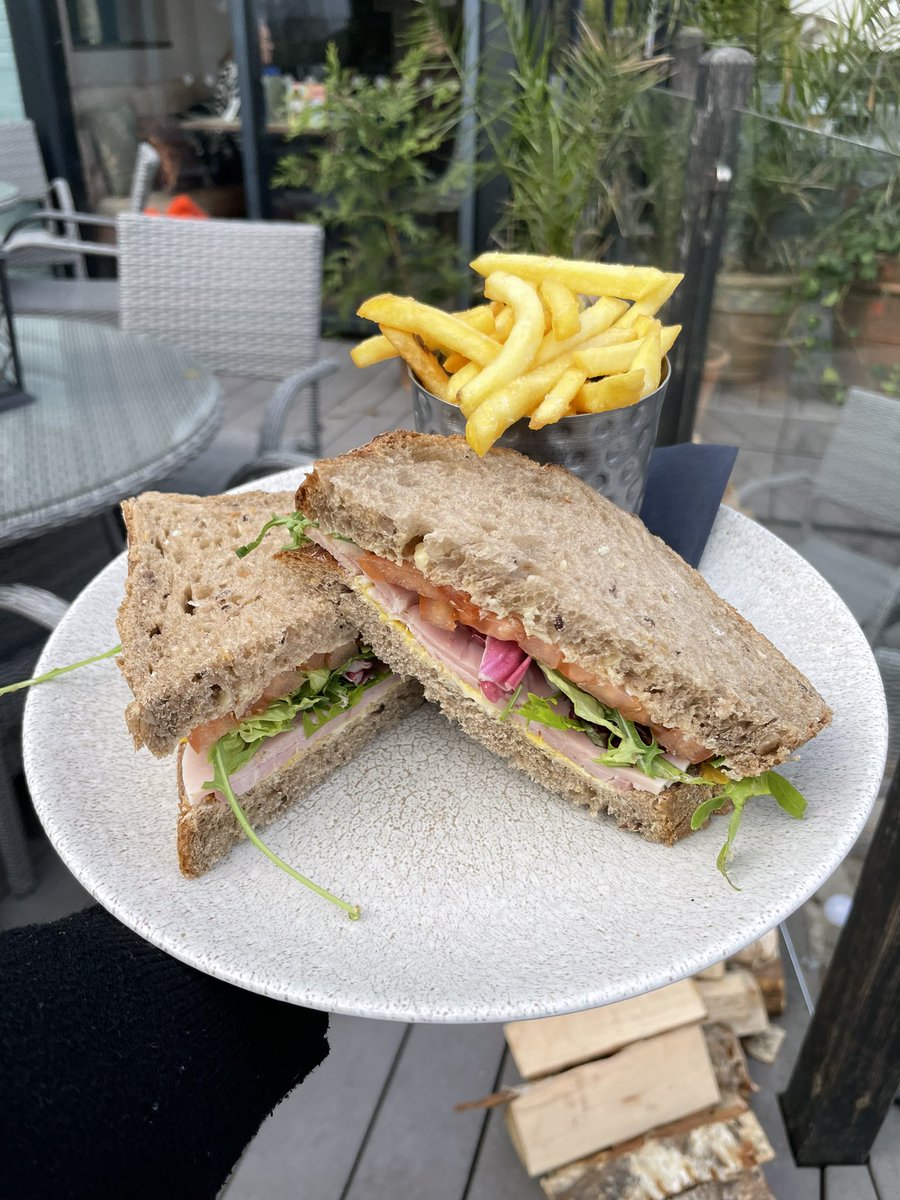 Nothing beats a classic ham and mustard sandwich from the best spot in town for lunch! 🥪🍴pop in and try it ! 

#sandwichperfection #publunch 

@youngspubs @youngschefs <a href="/caitlinspubs_/">caitlinspubs_</a>