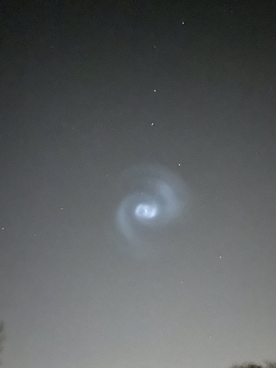 PhotographeTheo's tweet photo. Drôle de scène ce soir sur Bordeaux. Des idées de ce que cela peut être ? Cristaux dans l’#atmosphère ?
Je précise ce n’était pas un avion ou du moins cela ne « clignotait » pas dans le ciel… #ASTRO #meteo #meteorology #spacial #weather https://t.co/AUVPz01yN6